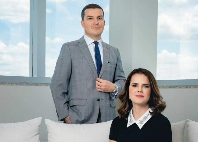 Cirurgiões, Dr. Cristian Haesbaert e Raquel Camelo